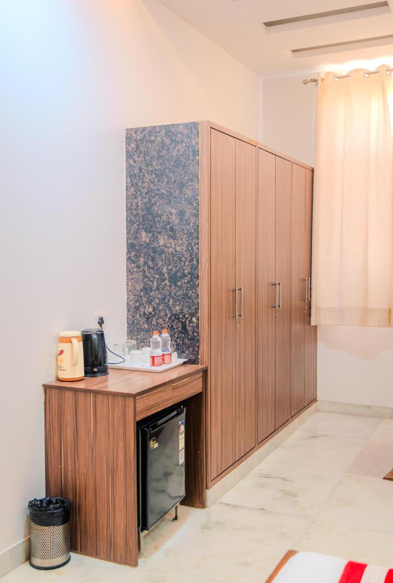 Bed & Breakfast Peepal Tree Residency Near Max Hospital Saket New Delhi