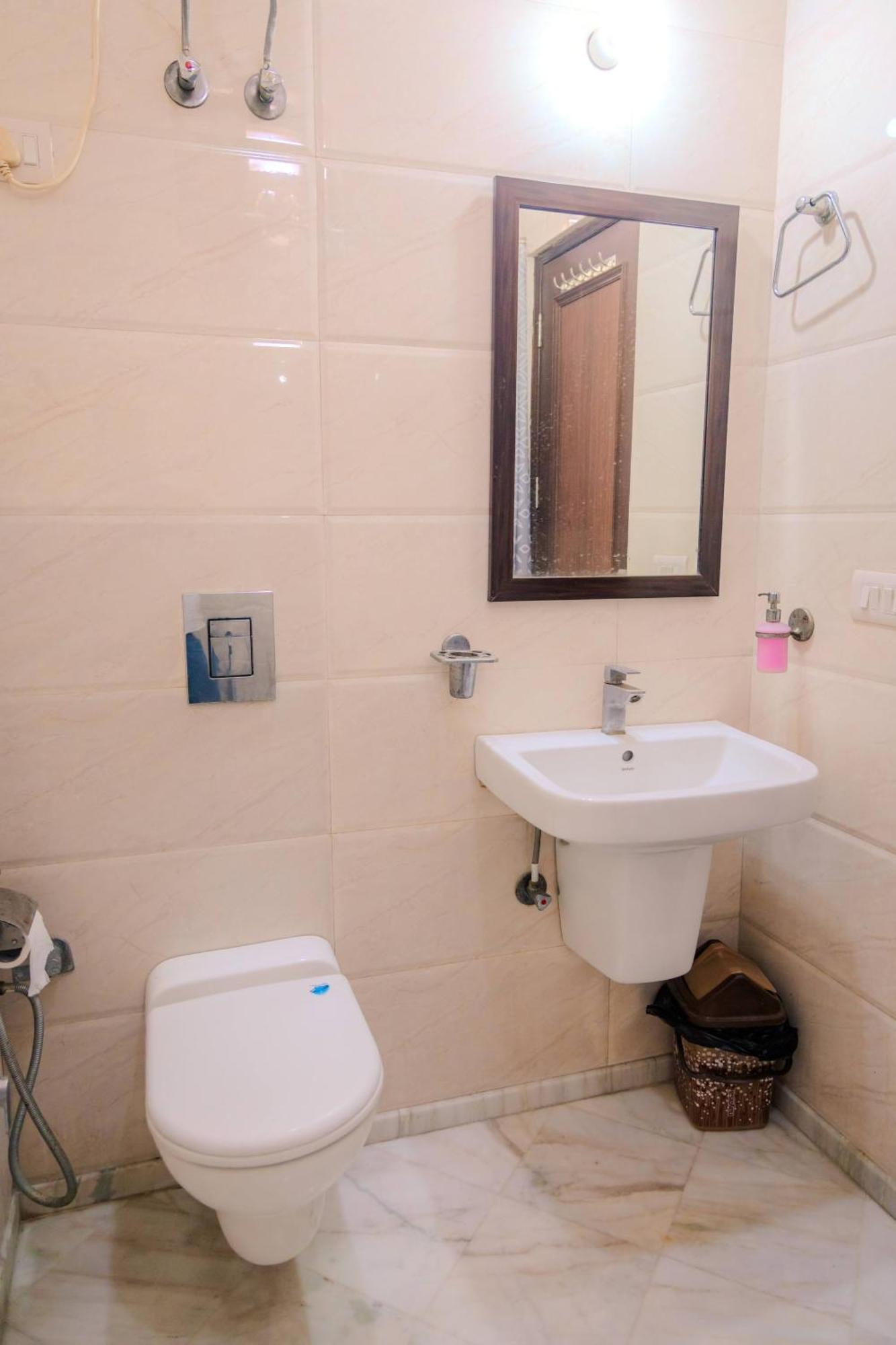 Peepal Tree Residency Near Max Hospital Saket Bed & Breakfast