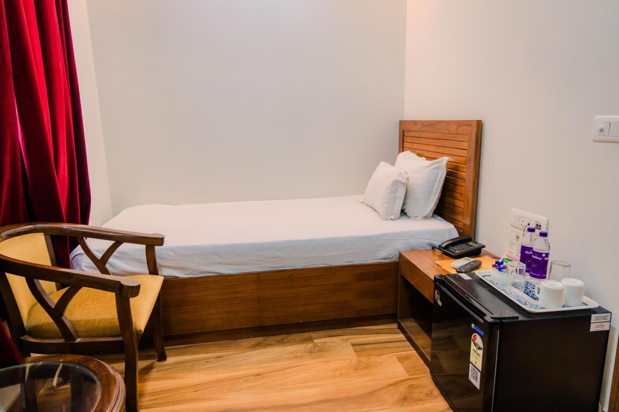 Bed & Breakfast Peepal Tree Residency Near Max Hospital Saket New Delhi